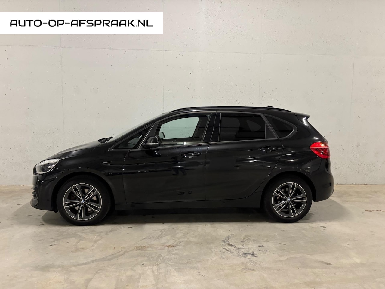 BMW 2-serie Active Tourer - 220i High Executive Aut. Leer HarmanKardon - AutoWereld.nl