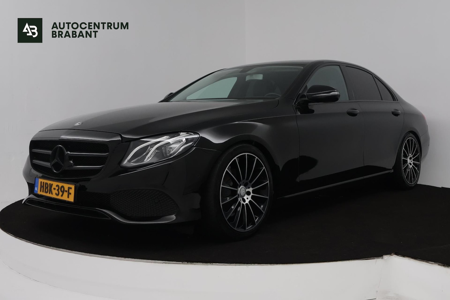 Mercedes-Benz E-klasse - 200 Business (SFEERVERLICHTING STOELVERWARMING, NAVIGATIE, CRUISE CONTROL, PARKEERSENSOREN - AutoWereld.nl