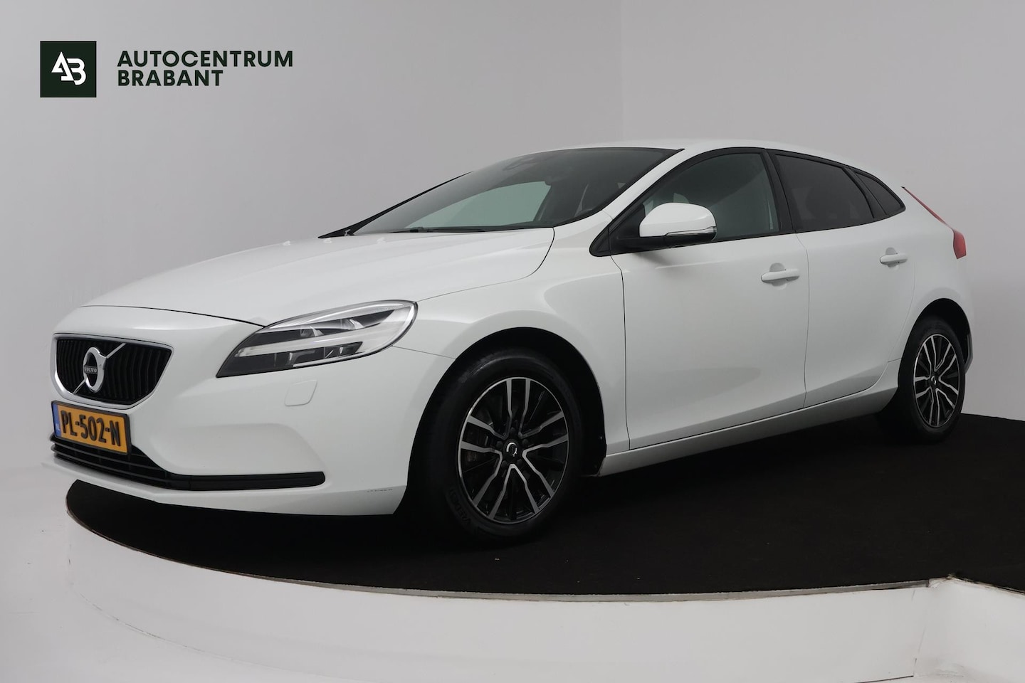 Volvo V40 - 1.5 T2 Nordic+ (TREKHAAK, AUTOMAAT, STOELVERWARMING, NAVIGATIE, CRUISE CONTROL, PARKEERSEN - AutoWereld.nl