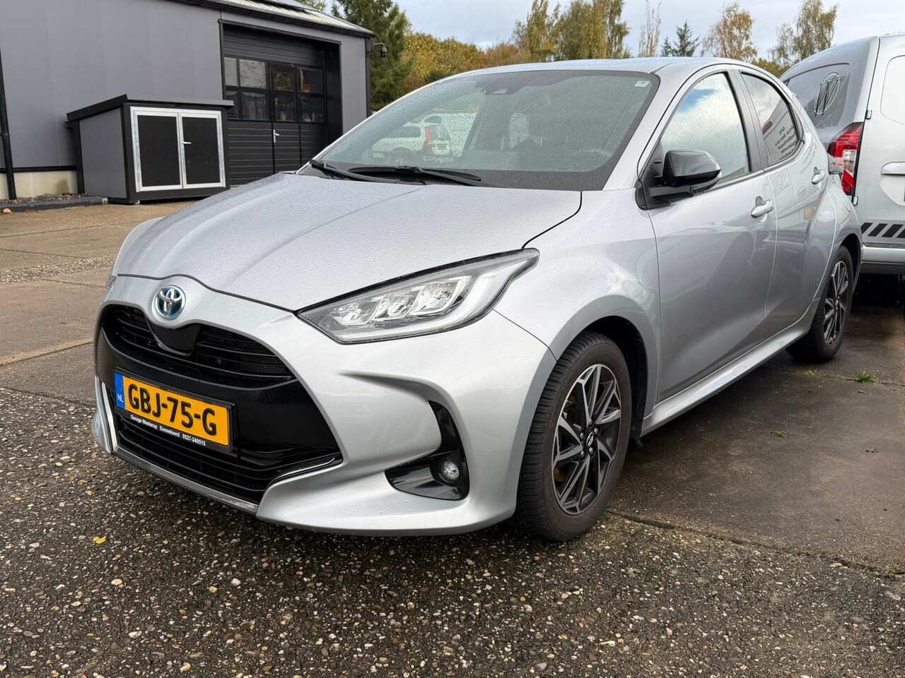 Toyota Yaris - 1.5 Hybrid Executive stuur en stoelverwarm. half leer HUD vol - AutoWereld.nl