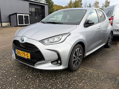 Toyota Yaris - 1.5 Hybrid Executive stuur en stoelverwarm. half leer HUD vol