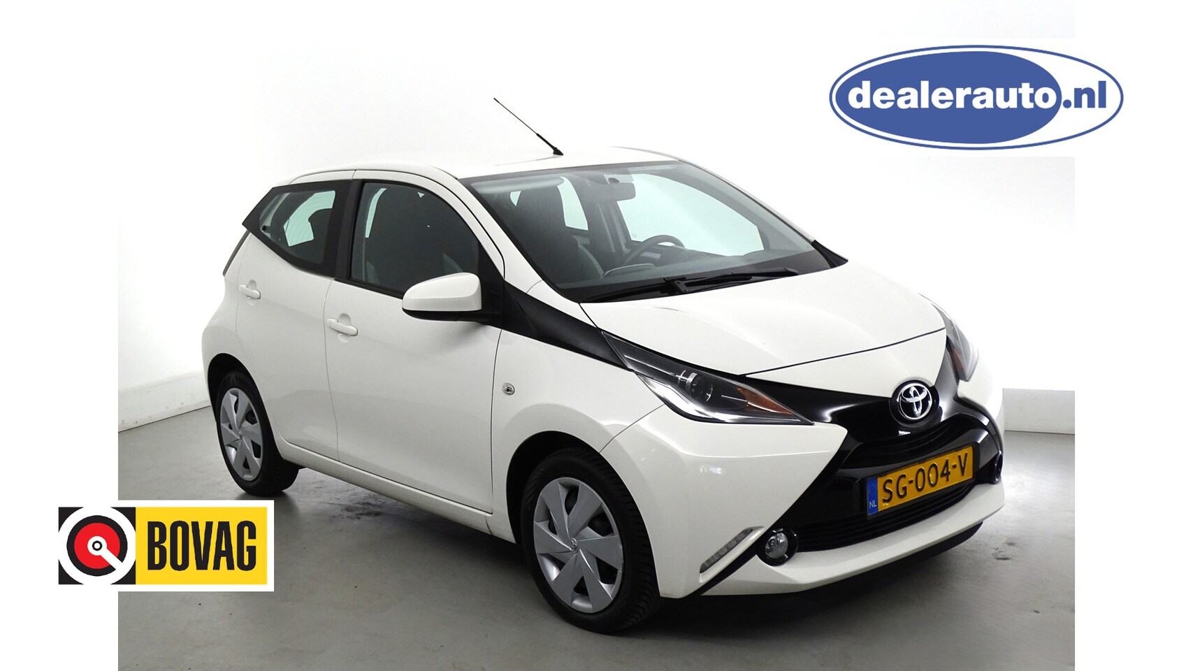 Toyota Aygo - 1.0 VVT-i x-nav navi, start/stop, traction c, multystuur, airco,achter camera, buiten spie - AutoWereld.nl