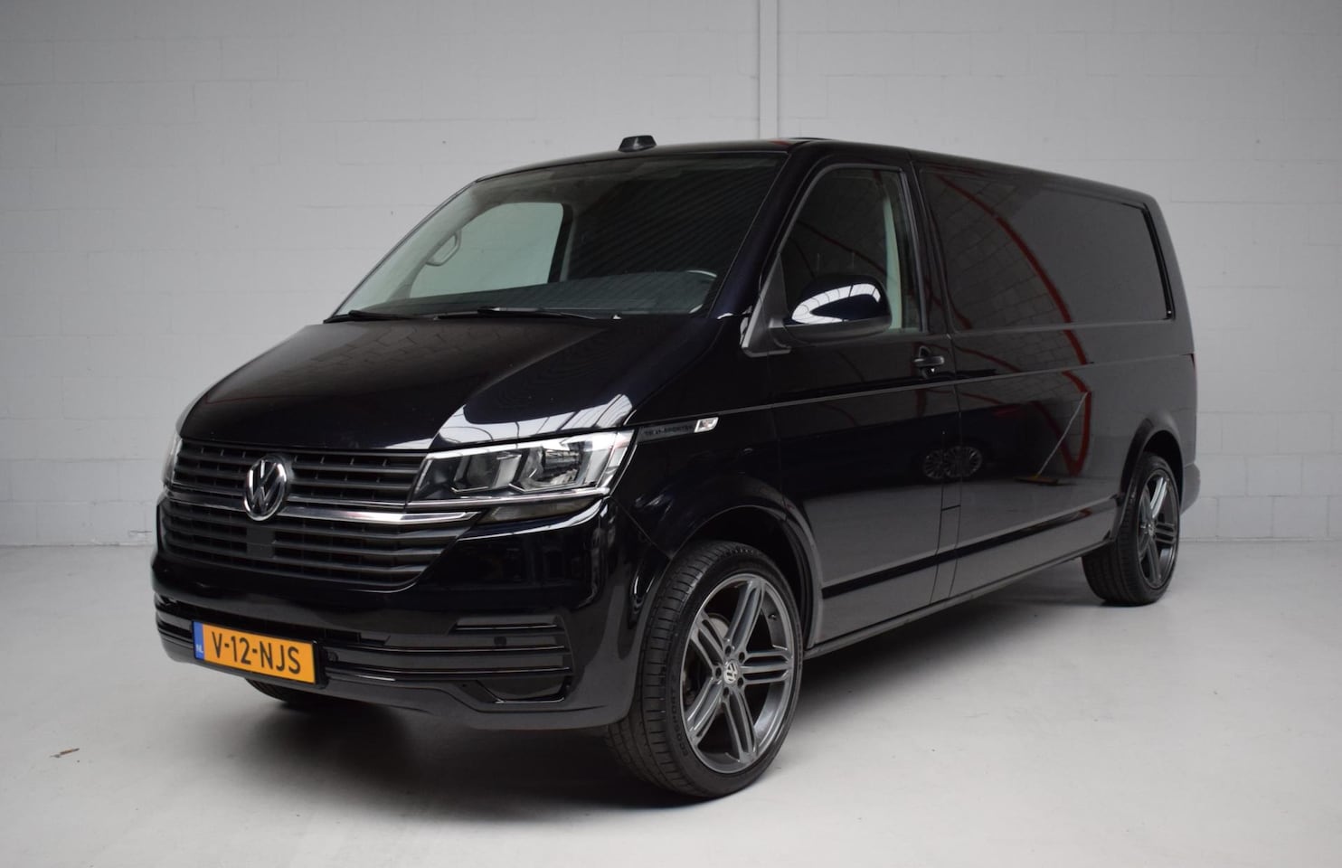 Volkswagen Transporter - 2.0 TDI 150PK DSG L2H1 3-ZITS EX BTW / CAMERA / 20 INCH / BETIMMERING / NAVIGATIE / CARPLA - AutoWereld.nl