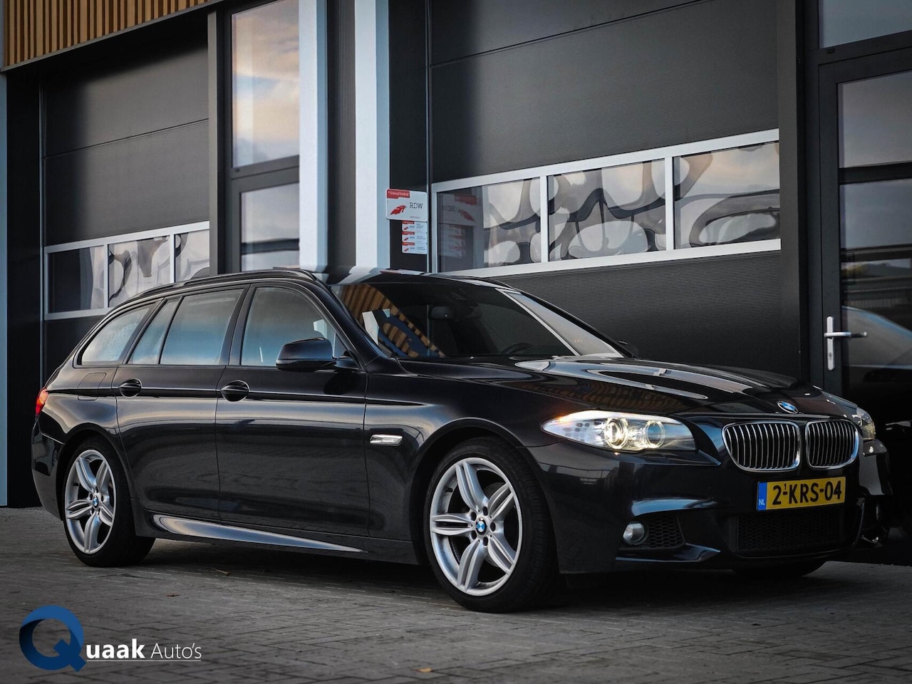 BMW 5-serie Touring - 520i M-Sport | PANO | TREKHAAK | HEAD UP DISPLAY | CARBONSCHWARZ METTALIC | LEDER | XENON - AutoWereld.nl