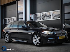 BMW 5-serie Touring - 520i M-Sport | PANO | TREKHAAK | HEAD UP DISPLAY | CARBONSCHWARZ METTALIC | LEDER | XENON