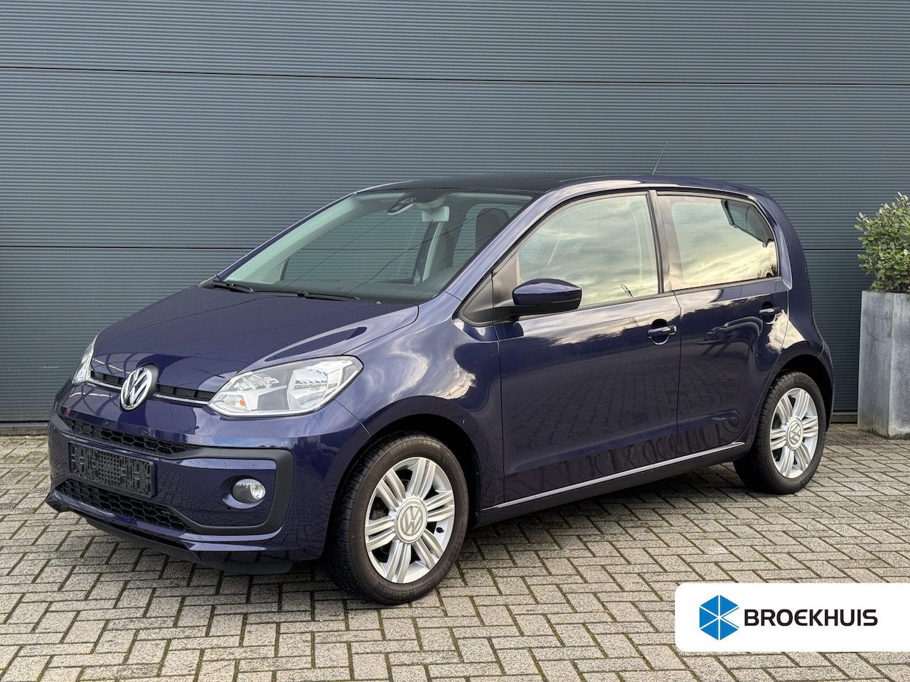 Volkswagen Up! - 1.0 BMT high | Pano | Automaat | Stoelverwarming | Parkeersensor | Airco | Cruise Control - AutoWereld.nl