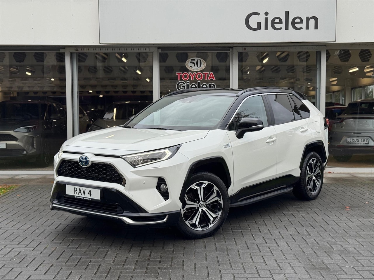 Toyota RAV4 - 2.5 Plug-in Hybrid AWD Bi-Tone Plus | Head up display, JBL, Leer, Geheugenfunctie, 360 cam - AutoWereld.nl