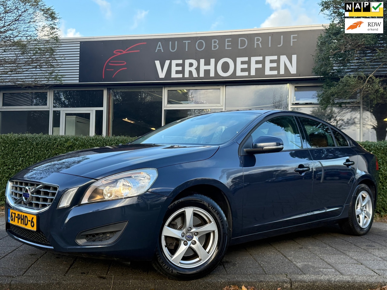 Volvo S60 - 1.6 T4 Kinetic - AUTOMAAT - CRUISE / CLIMATE CONTR - LEDER - NAVIGATIE - KEYLESS - VOL OND - AutoWereld.nl