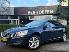 Volvo S60 - 1.6 T4 Kinetic - AUTOMAAT - CRUISE / CLIMATE CONTR - LEDER - NAVIGATIE - KEYLESS - VOL OND