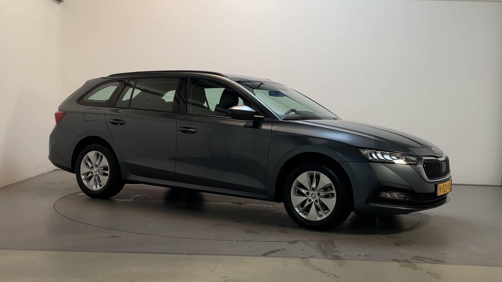 Skoda Octavia Combi - 1.0 e-TSI DSG Business Edition Virtual Cockpit Parkeersensoren Navigatie - AutoWereld.nl