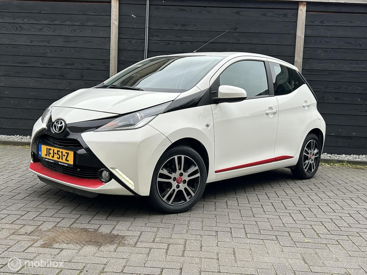 Toyota Aygo - 1.0 VVT-i x-play LM / airco / LED - AutoWereld.nl