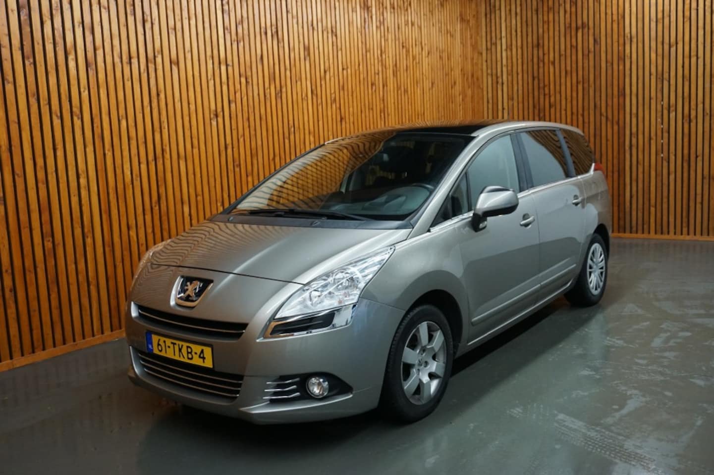 Peugeot 5008 - 1.6 THP 7 PERSOON FAMILY/ PANODAK/ APK 2-2026 - AutoWereld.nl