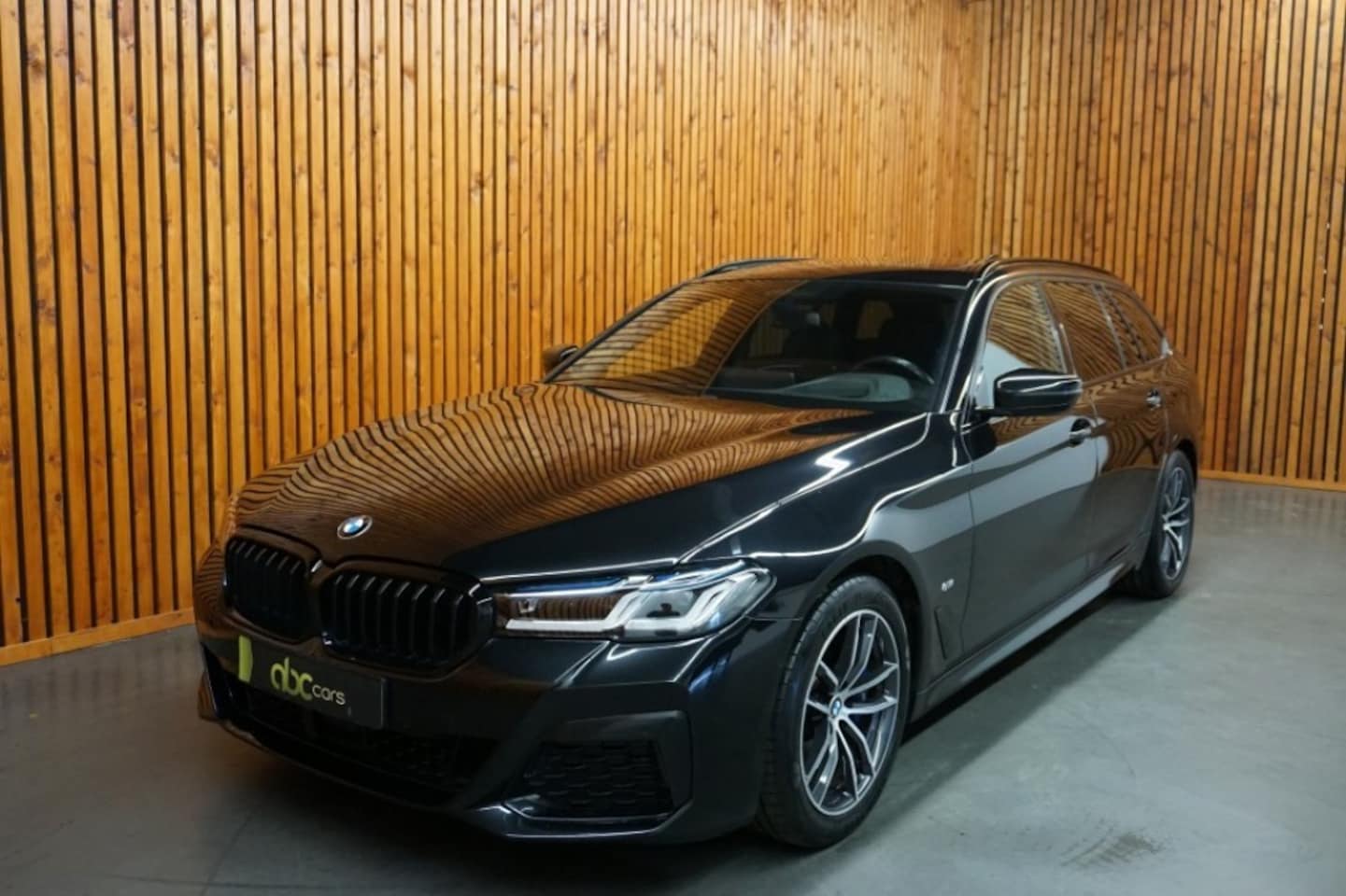 BMW 5-serie Touring - 530I TOURING HIGH EXECUTIVE SHADOWLINE M-SPORT - AutoWereld.nl