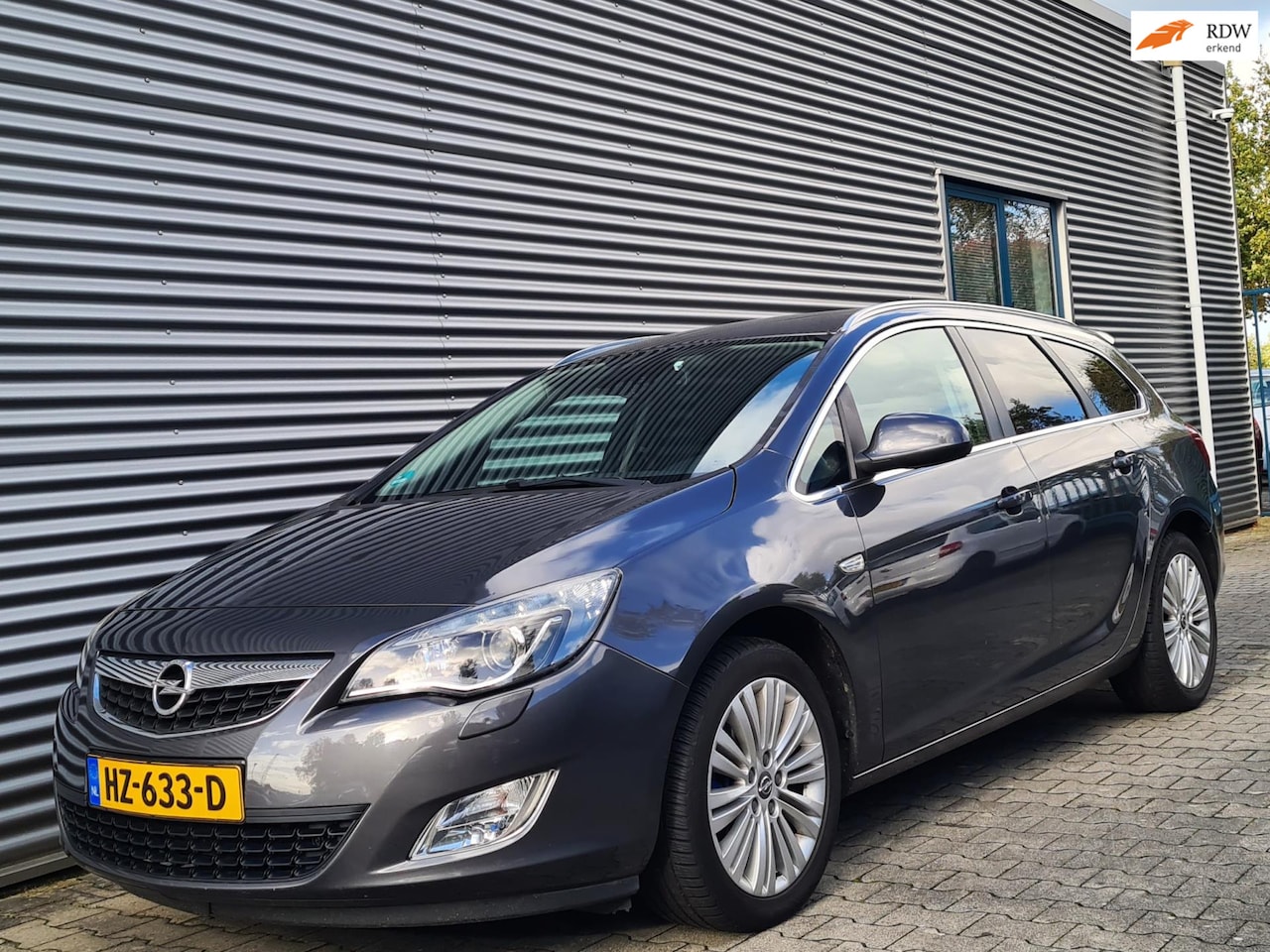 Opel Astra Sports Tourer - 1.6 Turbo Cosmo 180Pk AUT 05-2011 Karbongrau/ Technical Grey Metallic - AutoWereld.nl