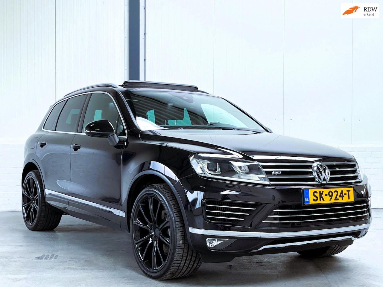 Volkswagen Touareg - 3.0 TDI R-line Pano|22 INCH|Luchtvering|Trekhaak - AutoWereld.nl