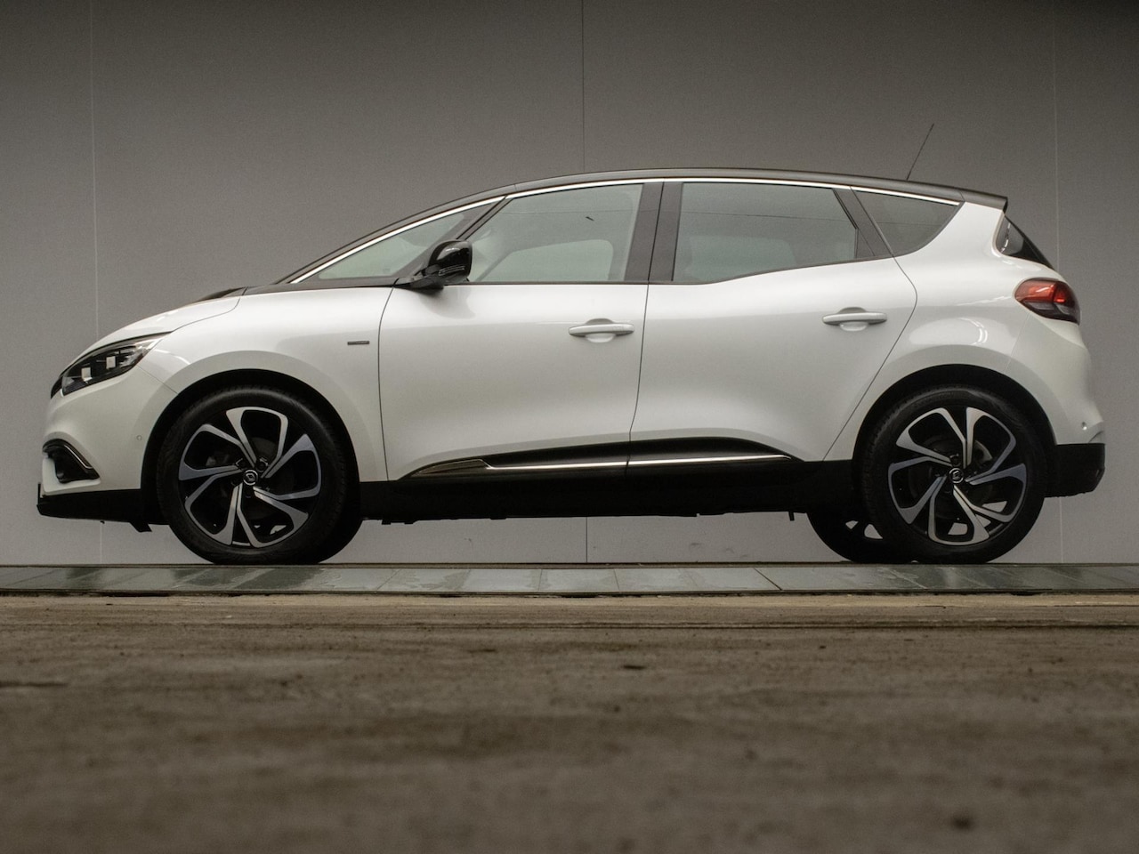 Renault Scénic - 1.2 TCe Bose Sport (CARPLAY,NAVI,LED,SPORTSTOELEN,CAMERA,LEDER,TREKHAAK,PDC,CRUISE,CLIMATE - AutoWereld.nl