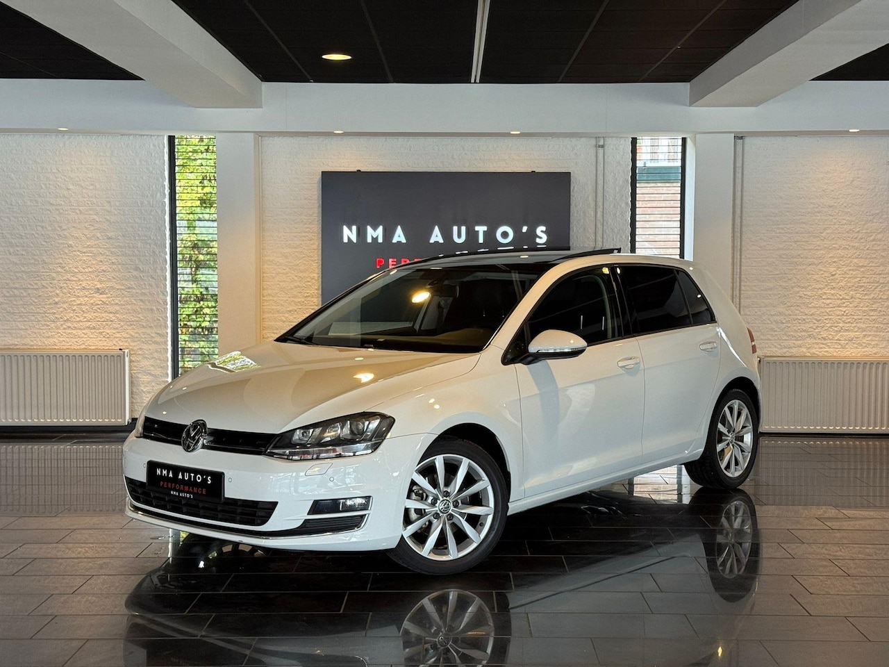 Volkswagen Golf - 1.4 TSI Connected Series PANO | LEDER | ELEKTRISCHE STOEL | STOELVERWARMING | DEALER ONDER - AutoWereld.nl