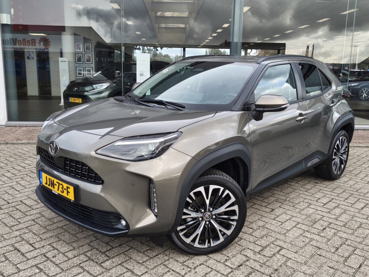 Toyota Yaris Cross - 1.5 Hybrid 130 Executive | Sensoren | Stuur- Stoelverwarming | B - AutoWereld.nl