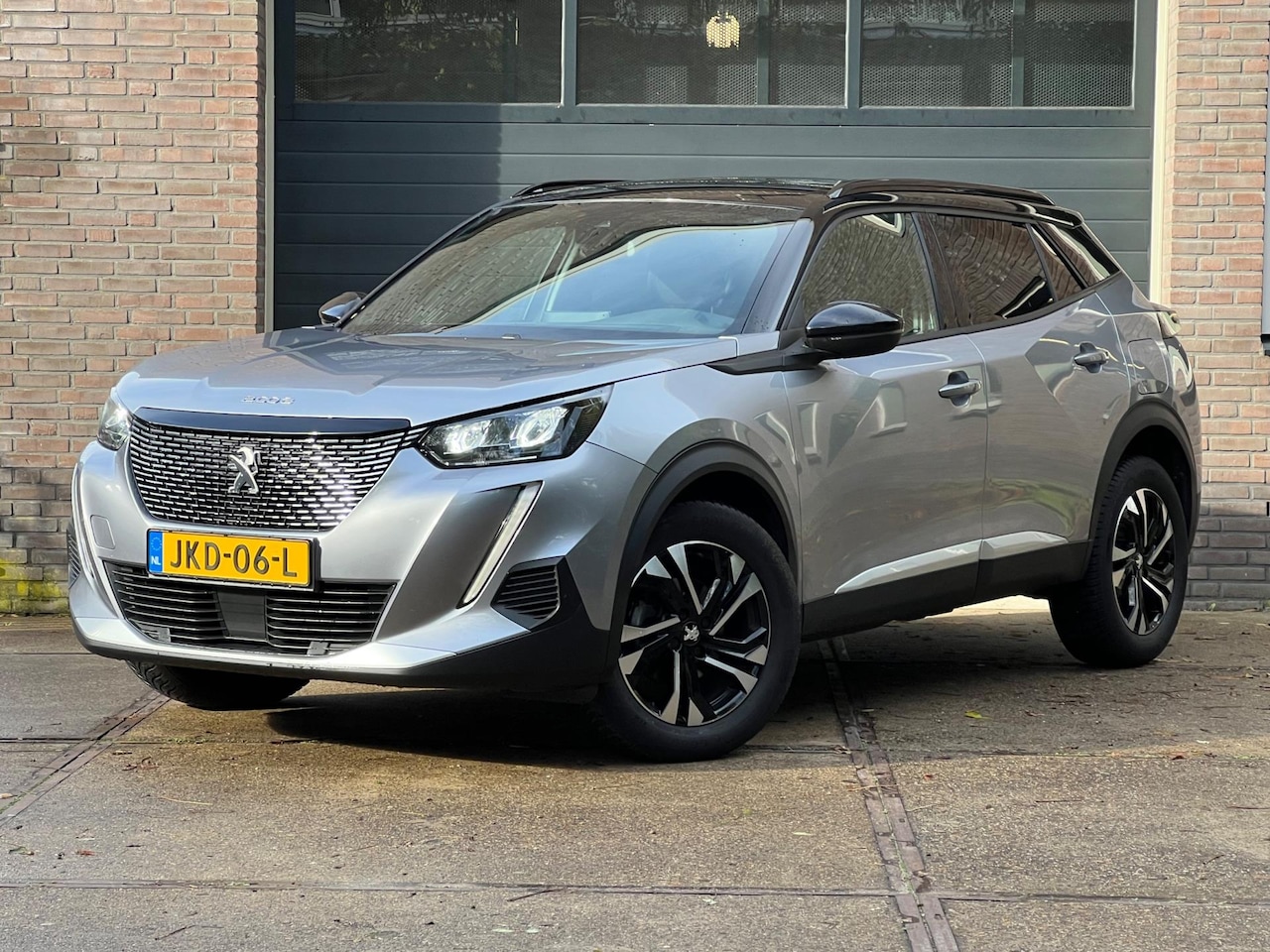 Peugeot 2008 - Allure Pack 130pk Automaat | 3D dashboard | All Wheater banden | Parkeercamera - AutoWereld.nl