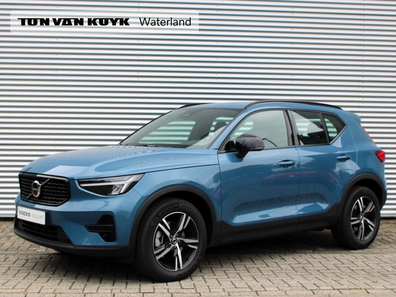 Volvo XC40 - 2.0 B4 Plus Dark Automaat / Trekhaak / Harman Kardon / All-season banden / Reservewiel / V - AutoWereld.nl