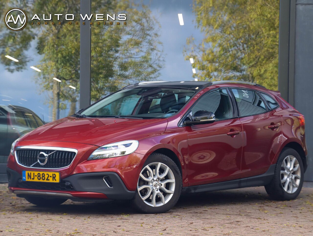 Volvo V40 Cross Country - 2.0 T3 Nordic+ 152PK Leder Pano Trekhaak - AutoWereld.nl