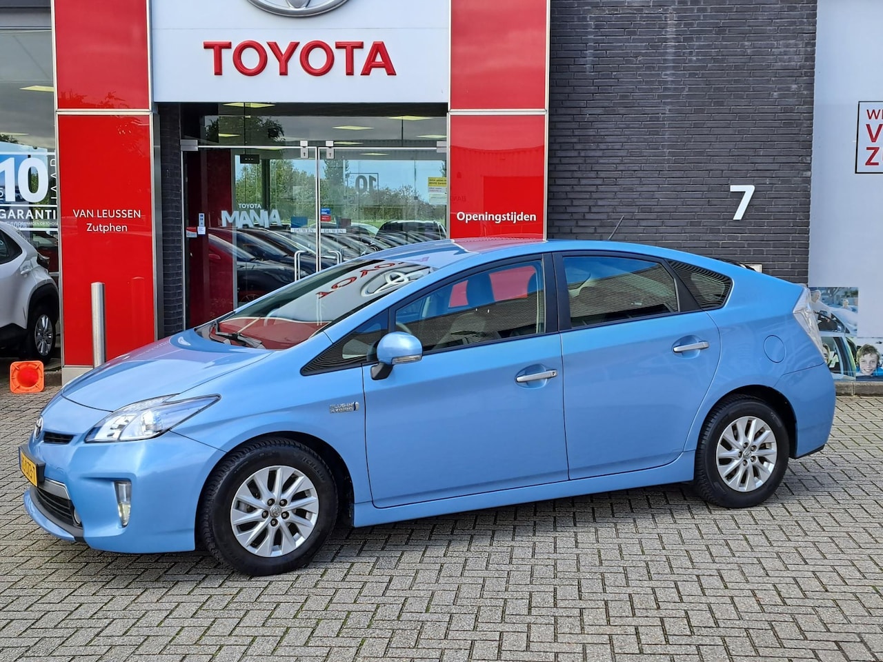 Toyota Prius - 1.8 Plug-in Aspiration STOELVERWARMING PARKEERCAMERA NAVIGATIE CRUISE CONTROL - AutoWereld.nl