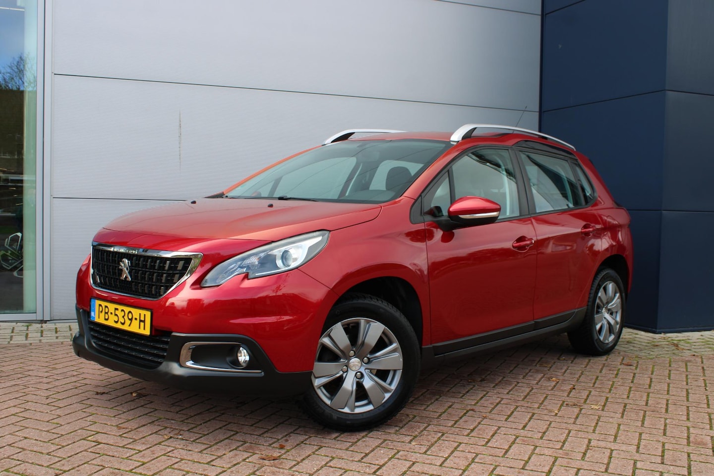 Peugeot 2008 - 1.2 PureTech Blue Lion Automaat Airco Navi Panoramadak Carplay Trekhaak 61.721km - AutoWereld.nl