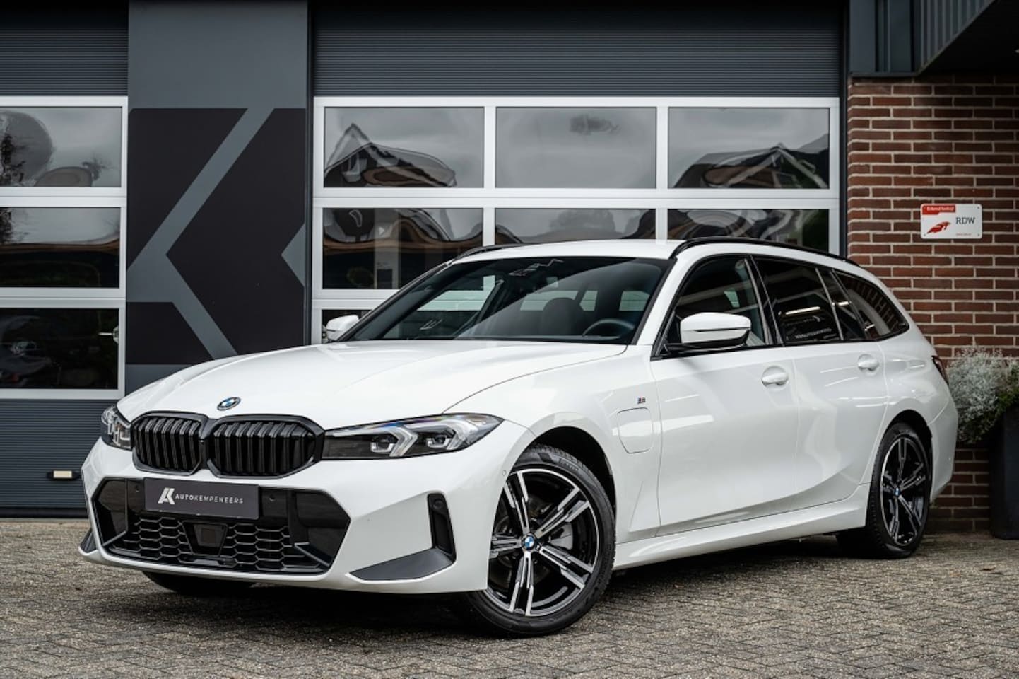 BMW 3-serie Touring - 330e xDrive M Sport LCI | Facelift | Shadow | Trekhaak | Widescreen | Hifi | Camera | 18' - AutoWereld.nl