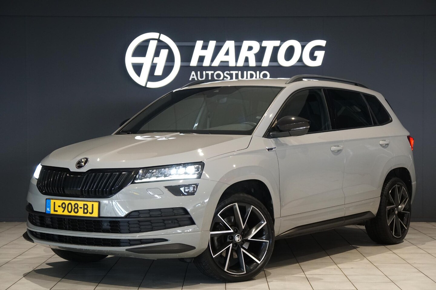 Skoda Karoq - 1.5 TSI ACT Sportline Business *EERSTE EIGENAAR* + KEYLESS / CAMERA / CANTON AUDIO / TREKH - AutoWereld.nl