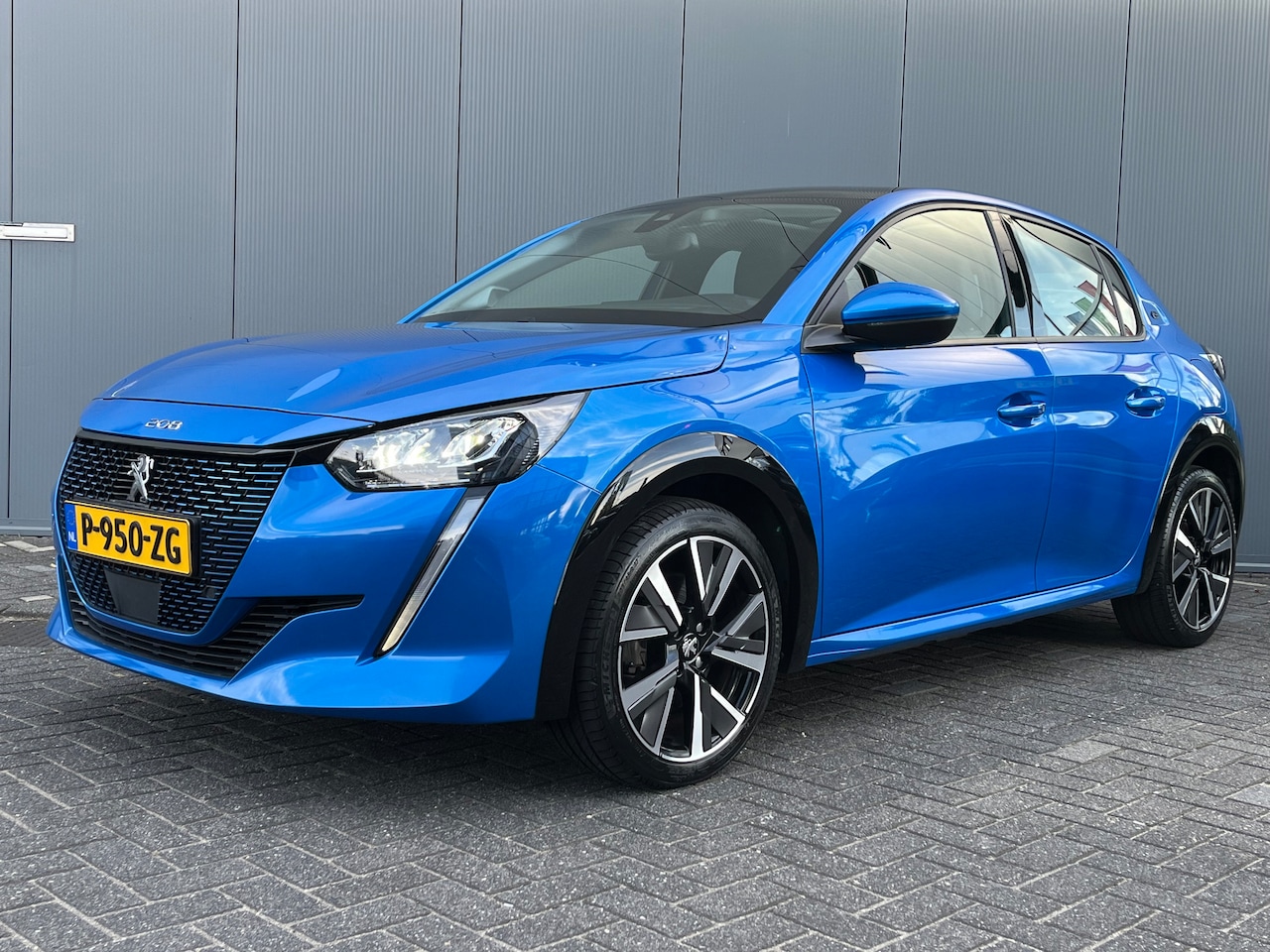 Peugeot e-208 - EV Allure 50 kWh 136pk | Camera | 17'' Lichtmetalen velgen | Panoramadak | Carplay Navigat - AutoWereld.nl