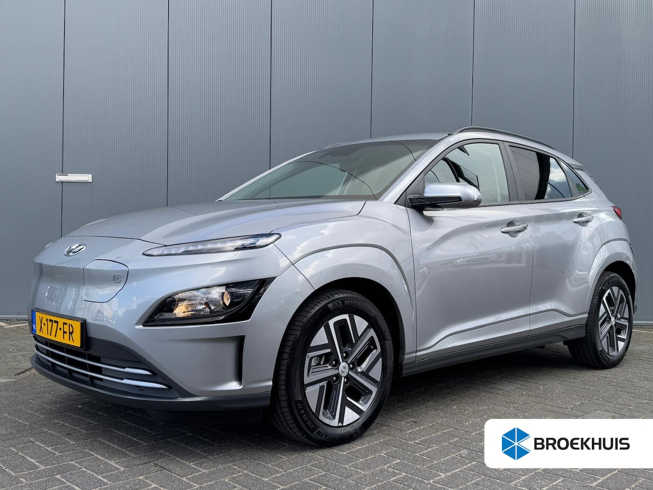 Hyundai Kona Electric - 64 kWh 204pk Pure | LED | Camera | Climate | Carplay | Keyless | Navigatie | 17" Lichtmeta - AutoWereld.nl
