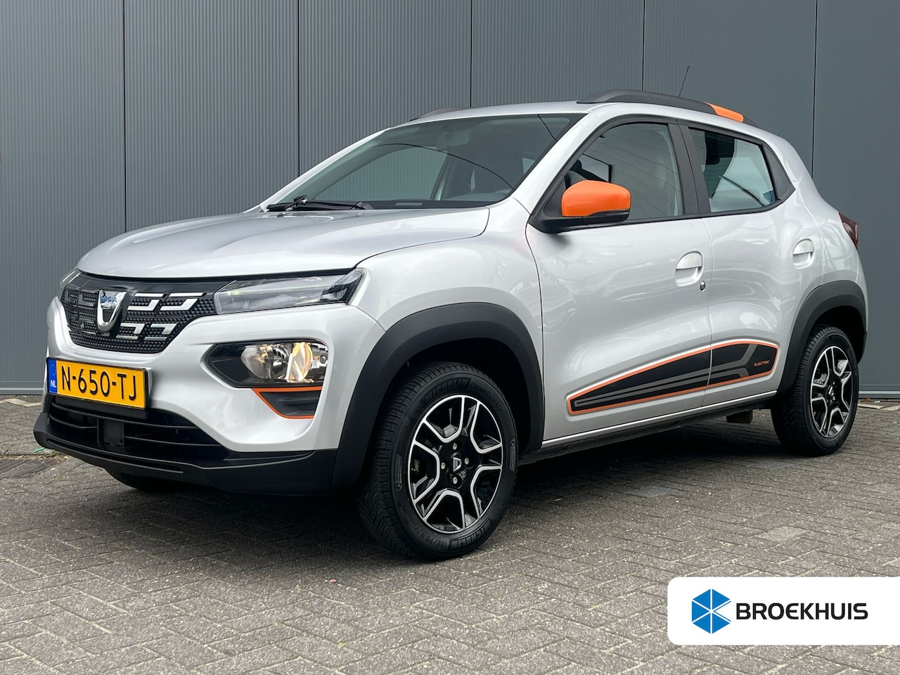 Dacia Spring - 27 kWh Comfort Plus | Led | Airco | Leder | Carplay | Camera | Navigatie | 14" Lichtmetaal - AutoWereld.nl