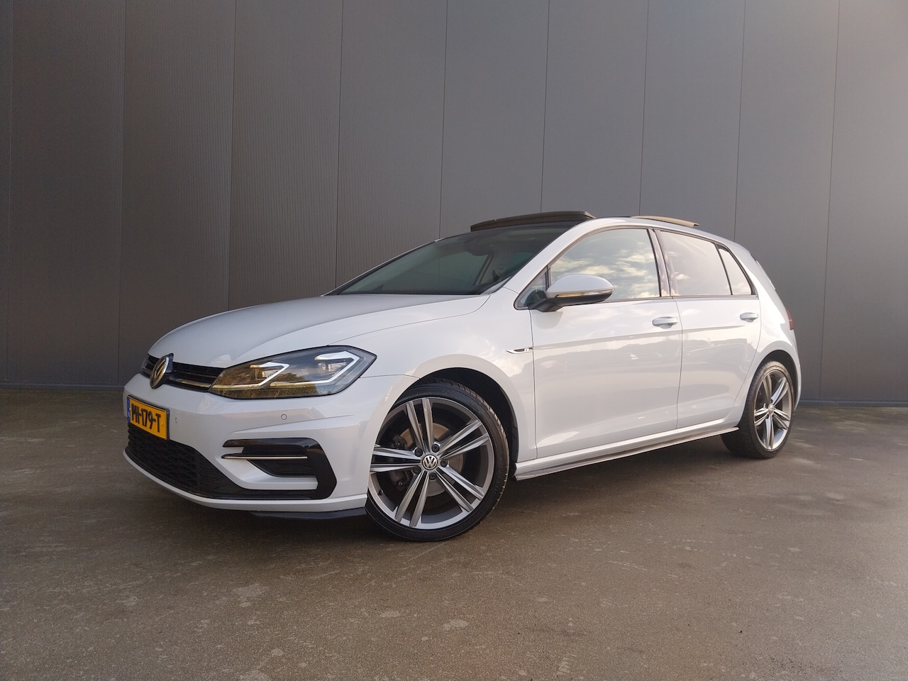 Volkswagen Golf - 1.6 TDI Highline R Line PANO DAK VIRTUAL COCKPIT ADAPT CRUISE MASSAGE STOEL LED NAVI ECC 1 - AutoWereld.nl