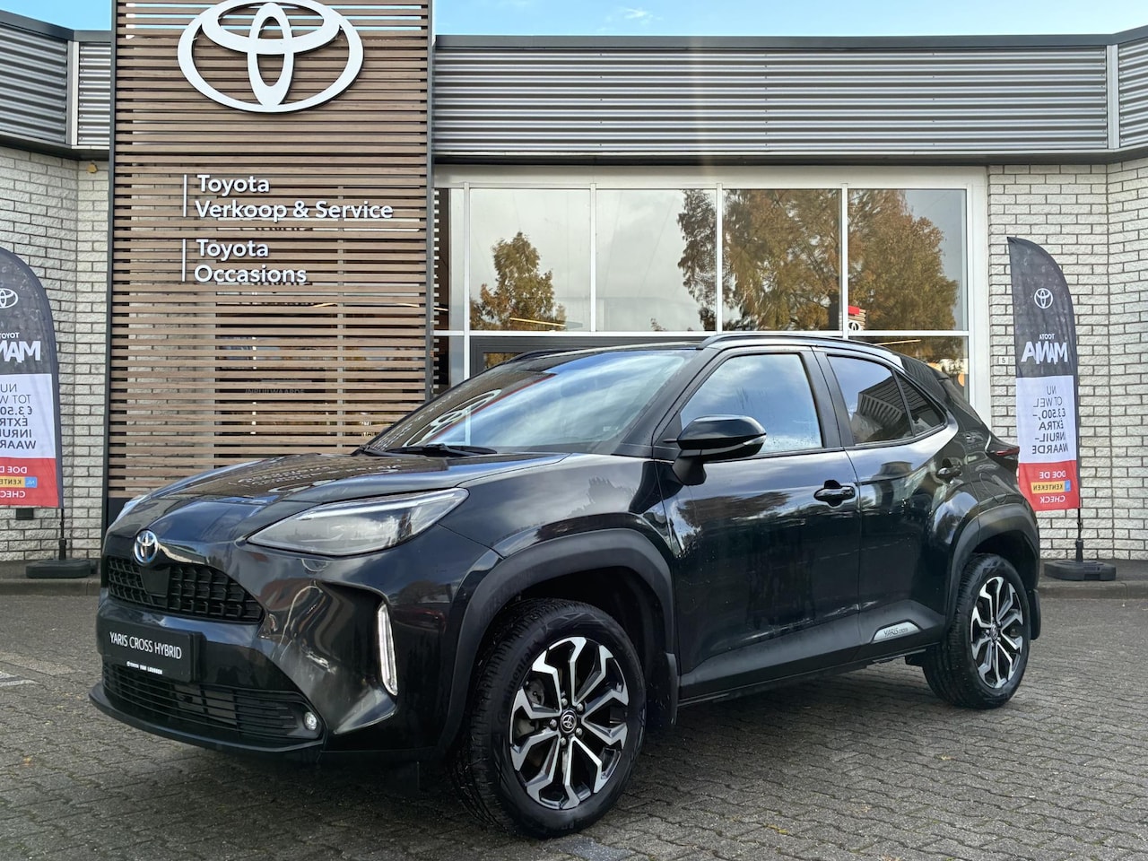 Toyota Yaris Cross - HYBRID 115 STYLE PANO-DAK STOEL/STUURVERW NAVI APPLE/ANDROID HEAD-UP EL-ACHTERKLEP KEYLESS - AutoWereld.nl