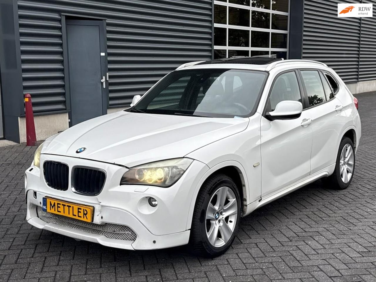 BMW X1 - SDrive20d Executive, panoramadak, navigatie, PDC - AutoWereld.nl