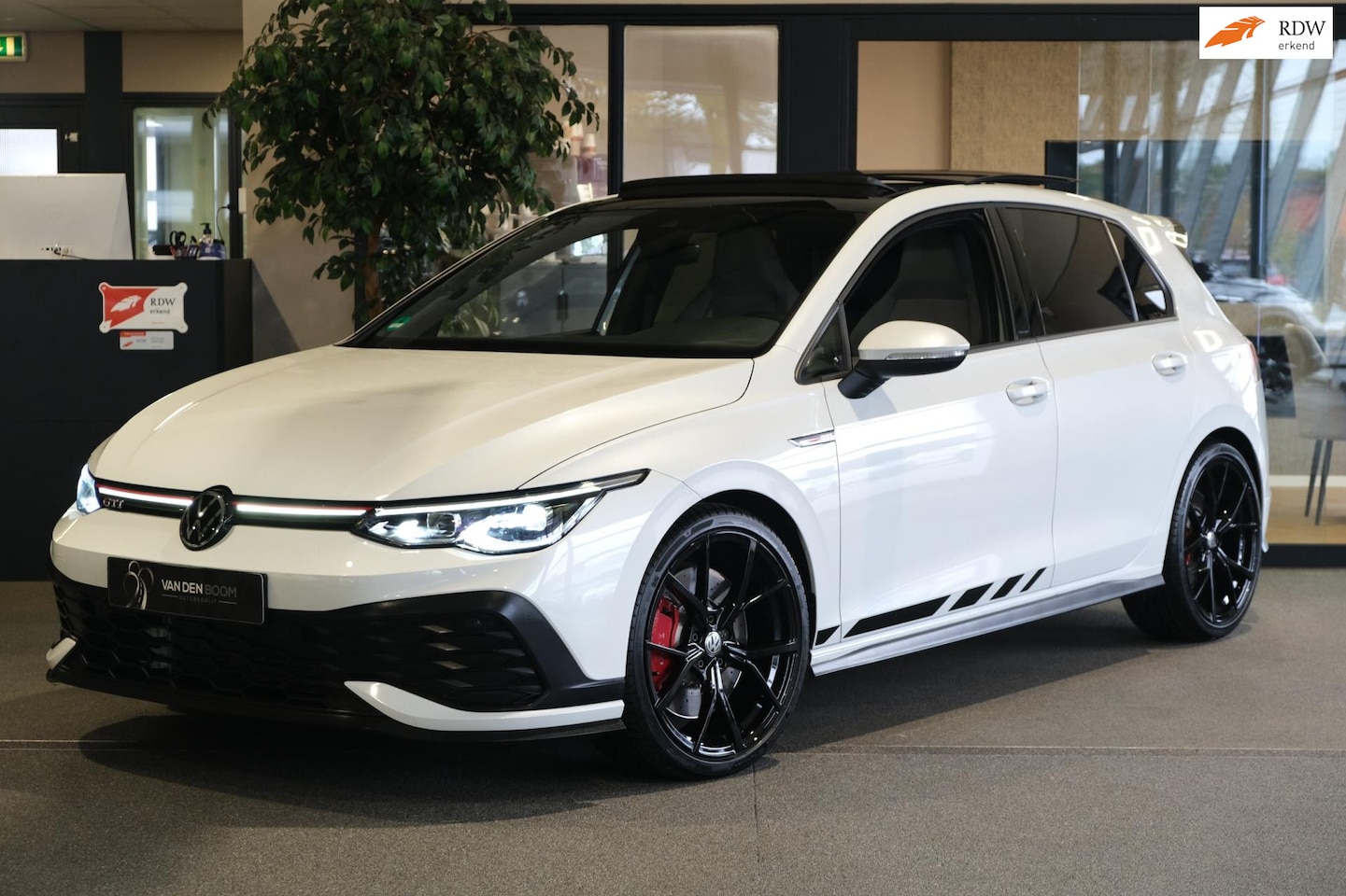 Volkswagen Golf - 8 2.0 TSI GTI Clubsport 300PK Pano Leder Navi ACC - AutoWereld.nl