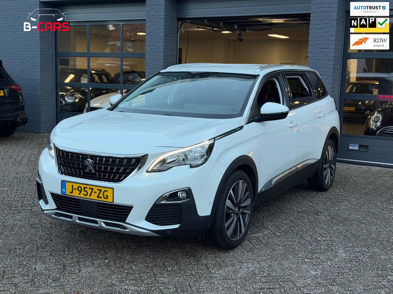 Peugeot 5008 - 1.2 PureTech Blue Premium Leer|Stoelvw|7Pers|360*|Nap!! - AutoWereld.nl