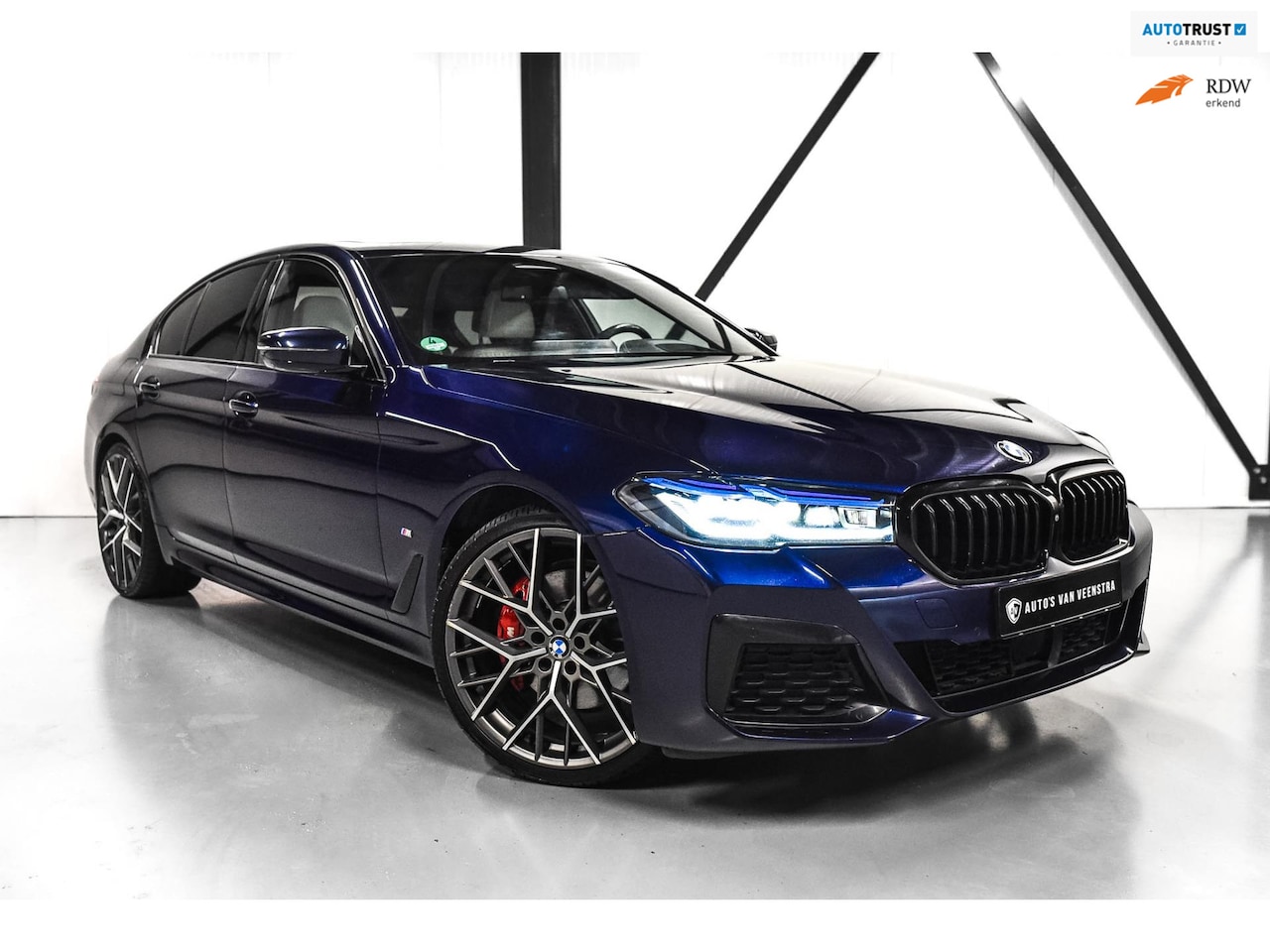 BMW 5-serie - 530e INDIVIDUAL | 21" | B&W | UNIEK! | HUD | Werkelijk alle opties! | Dealer Onderhouden | - AutoWereld.nl