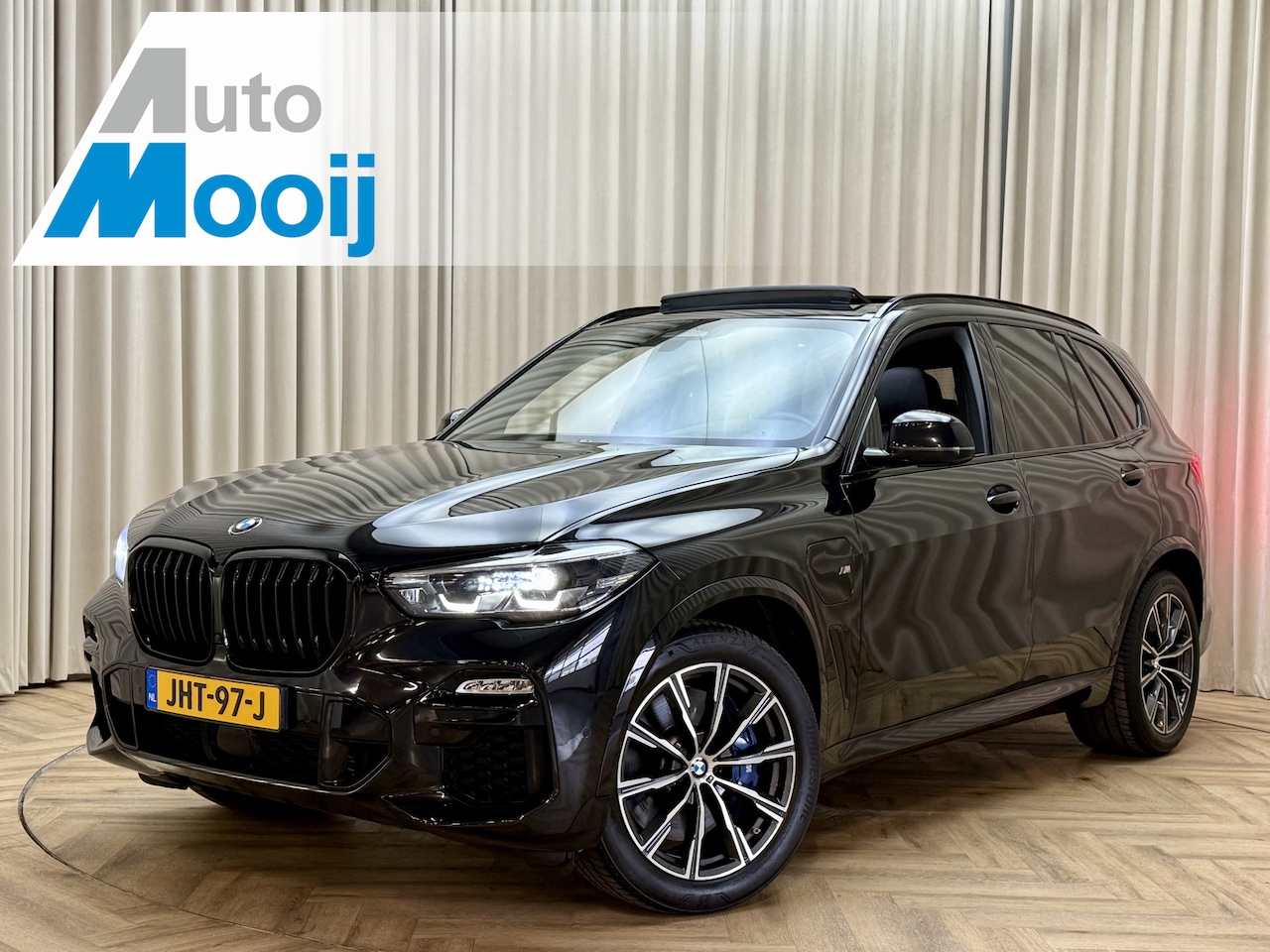 BMW X5 - xDrive45e *M-Sport* Panodak / 1e Eigenaar / Soft Close / HUD / Massage Seats / Swarovski / - AutoWereld.nl