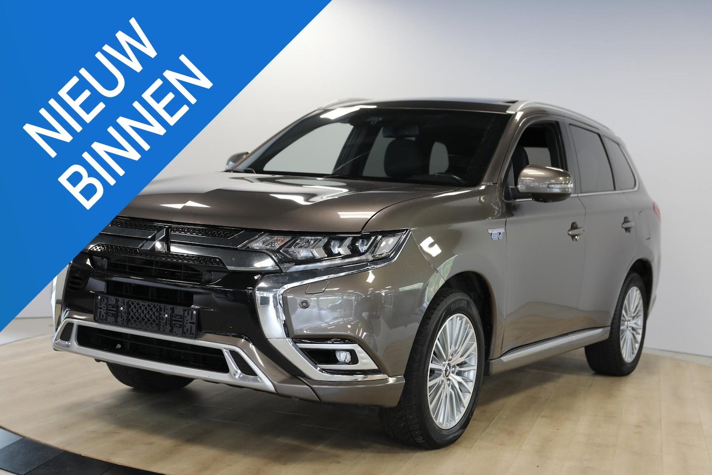Mitsubishi Outlander - 2.4 PHEV Instyle | Schuif- kanteldak | Trekhaak - AutoWereld.nl