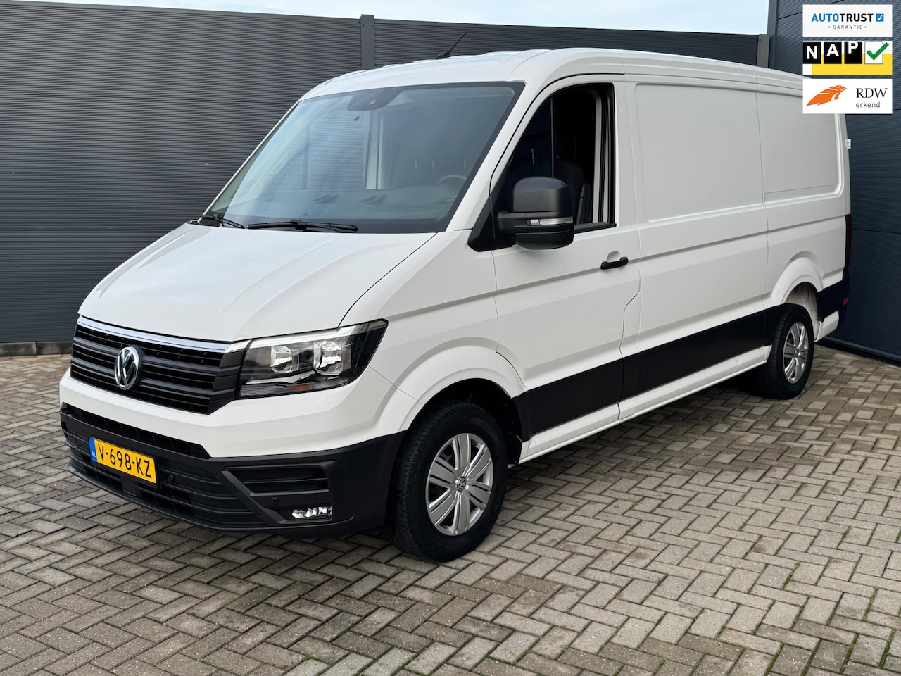 Volkswagen Crafter - 30 2.0 TDI L3H2 / Trekhaak / 3000 Kg Trekgewicht / Nap - AutoWereld.nl