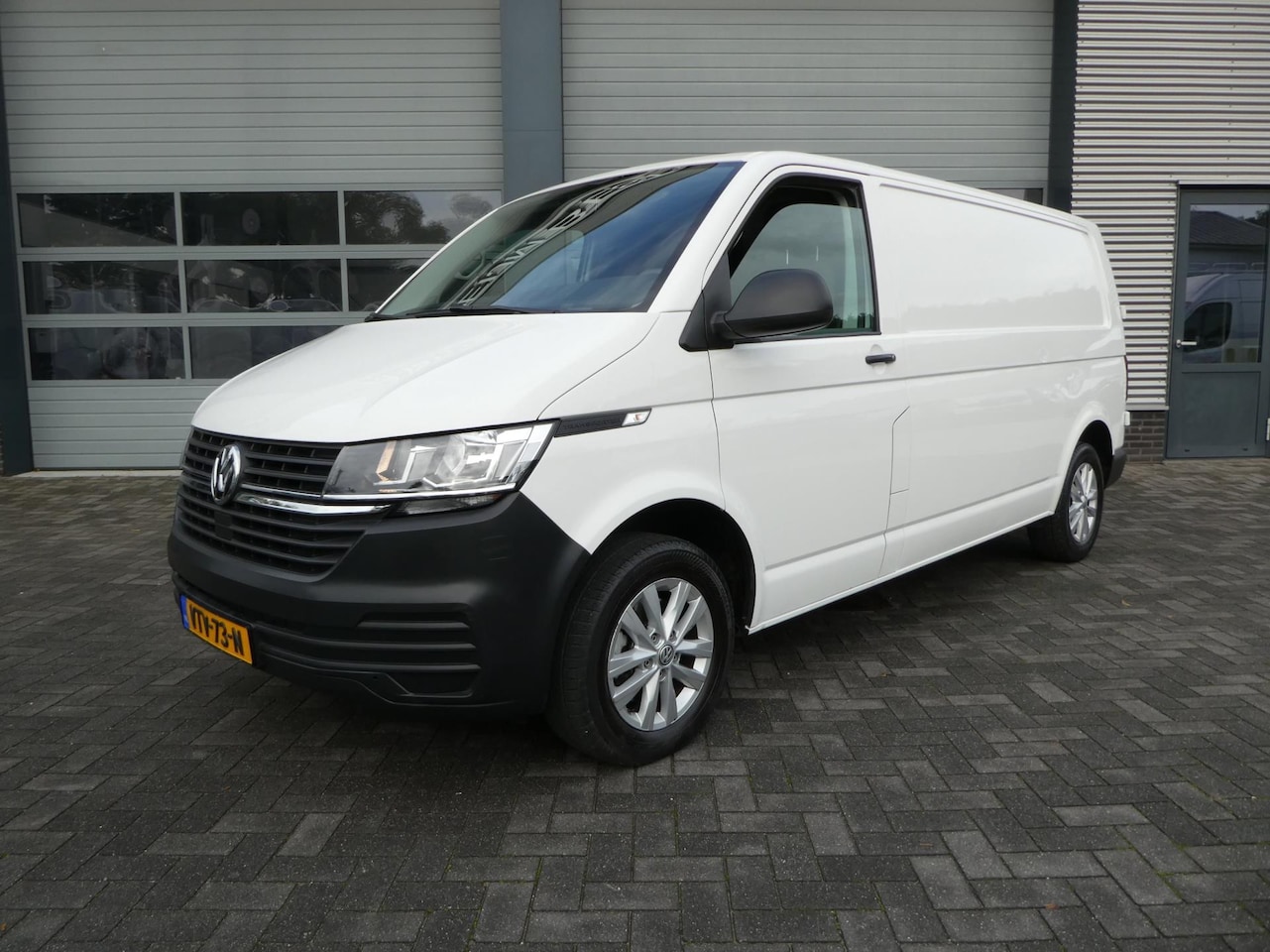 Volkswagen Transporter - 2.0 TDI L2H1 150 pk automaat , 3 zits , trekhaak - AutoWereld.nl