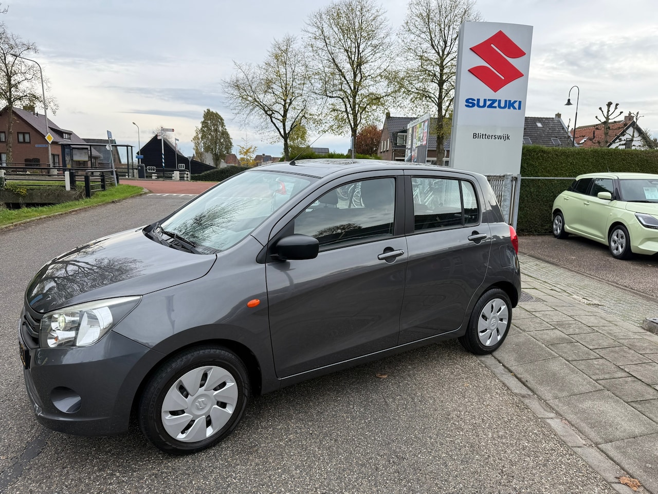 Suzuki Celerio - 1.0 Comfort Plus // Door ons nieuw geleverd en onderhouden // Trekhaak // Stootlijst // Ri - AutoWereld.nl