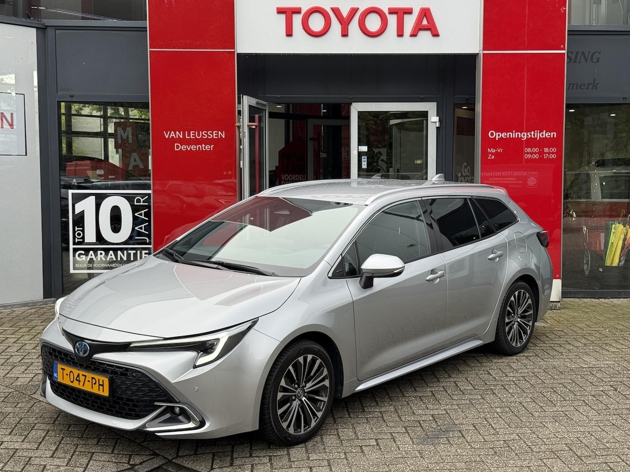 Toyota Corolla Touring Sports - 1.8 Hybrid First Edition NL-AUTO ELEK-KLEP KEYLESS PARK-SENSOREN GETINT GLAS STOELVERWARMI - AutoWereld.nl