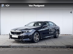 BMW 5-serie - Sedan 520i 20 Inch / Electrische Zwenkhaak / Shadow Line Koplampen / Glazen Schuifdak / St