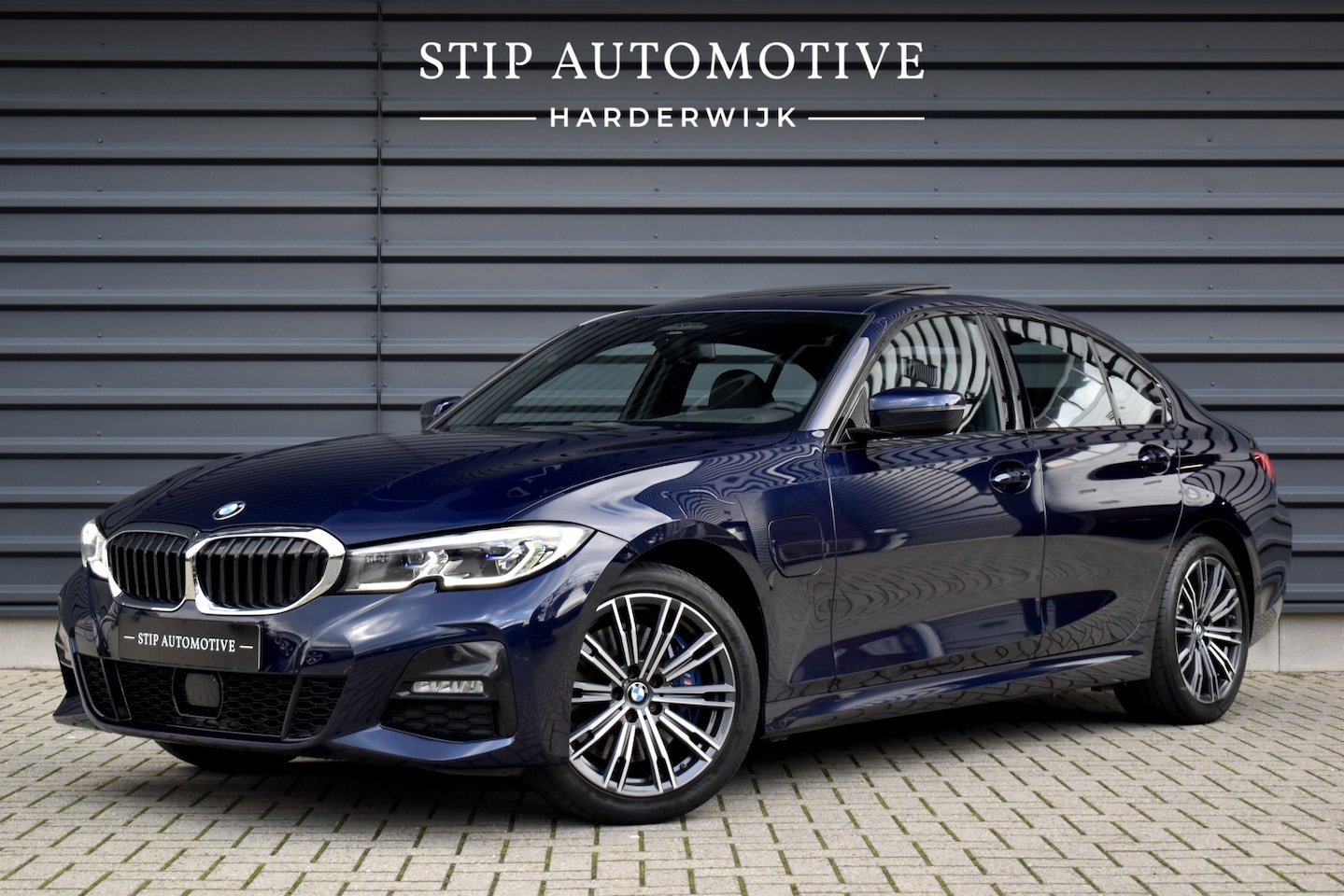 BMW 3-serie - 330e M Sport Individual | Schuif/Kanteldak | ACC | Laser Light | Memory | Harman/Kardon | - AutoWereld.nl
