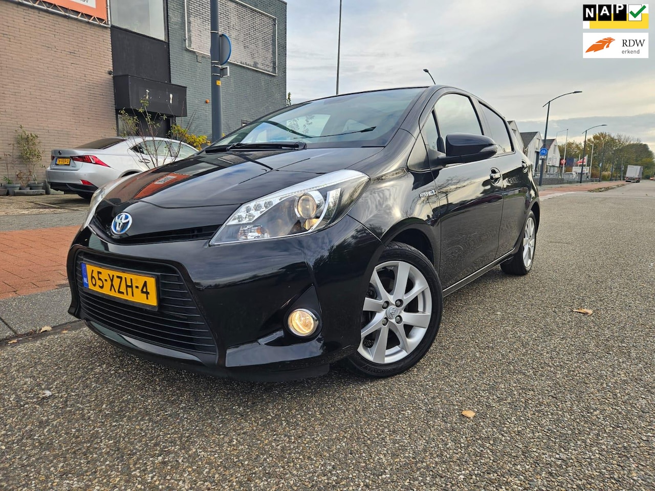 Toyota Yaris - 1.5 Full Hybrid Dynamic GARANTIE Glazen dak Navigatie Keyless Entry - AutoWereld.nl