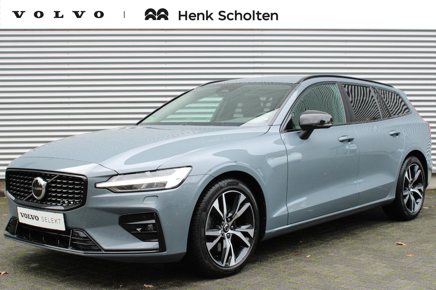 Volvo V60 - B4 Automaat Plus Dark | Lichtmetalen Velgen 5-Spaaks 18" | Actieve Noodgeval Assistent | C - AutoWereld.nl