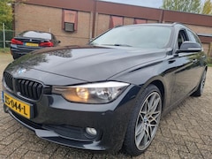 BMW 3-serie Touring - 318d High Executive Leder Navi Clima