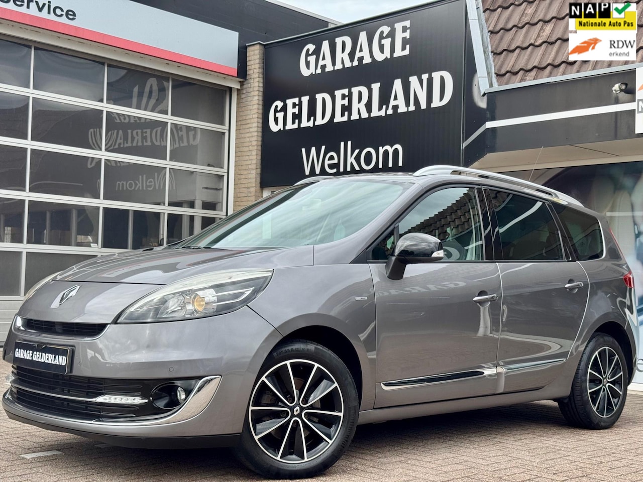 Renault Grand Scénic - 1.2 TCe Bose 7p. | Leder | Navi | Cruise | Climate | Xenon | Full-Led - AutoWereld.nl